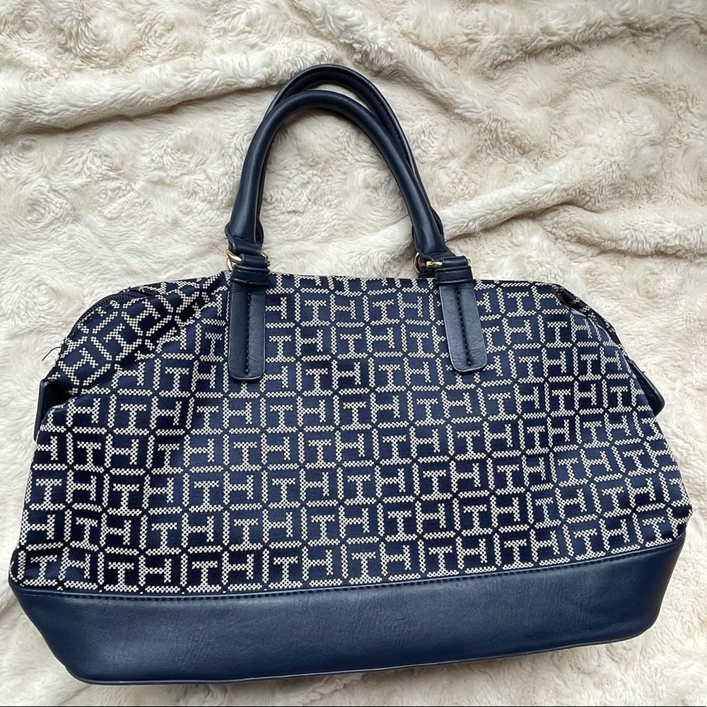 Tommy Hilfiger Signature Print Zipper Closure Bag - Picture 7 of 11